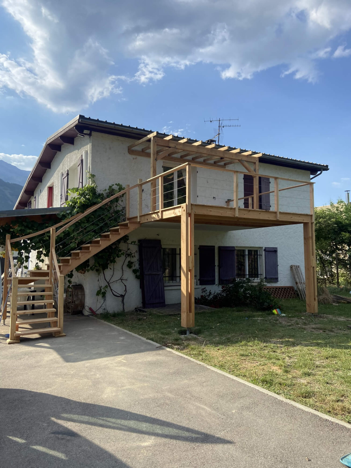 escalier-bois-balcon-douglas-pergola-meleze-auvent-charpente-lyon