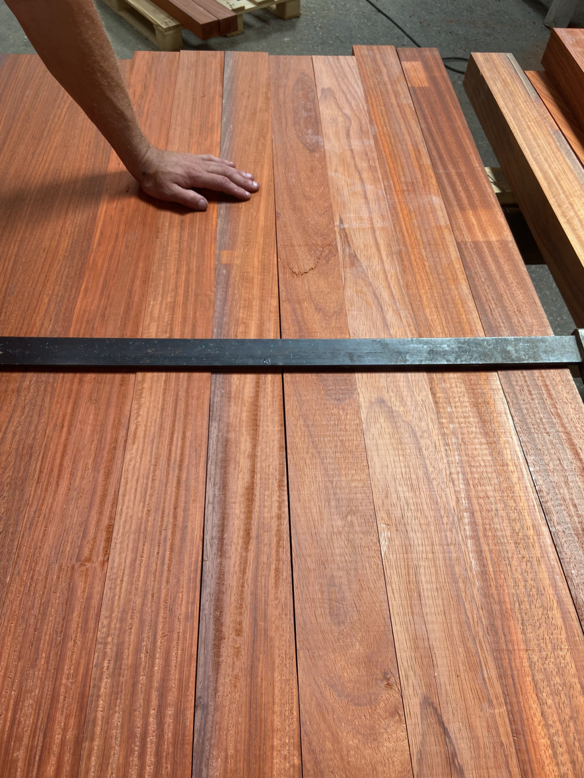 amenagement-terrasse-escalier-bois-exotique-couzon